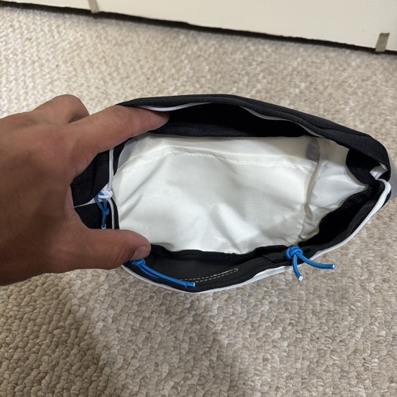 Hoka Black & White Waistpack Fanny Pack Bag Pockets Hiking Outdoor Running - Picture 3 of 4